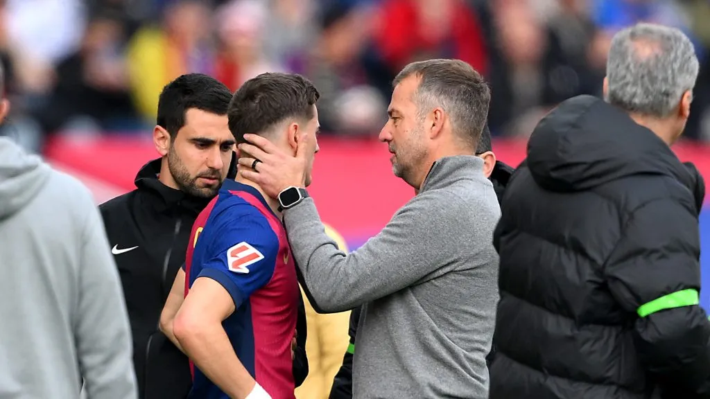 Hansi Flick checando as condições físicas de Gavi (David Ramos/Getty Images)