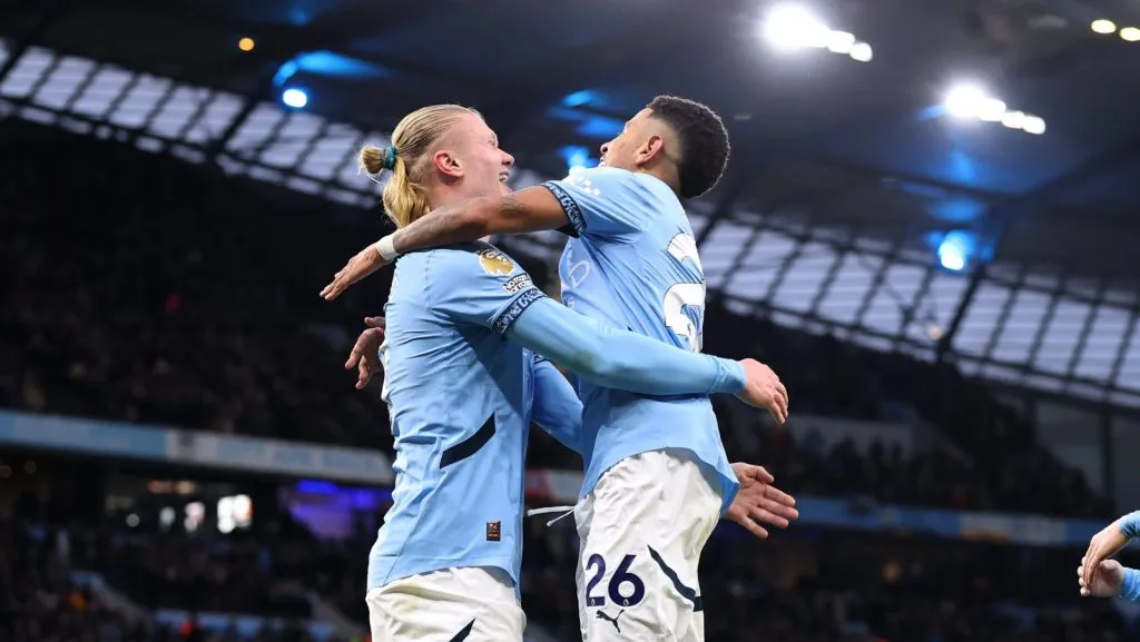 Haaland e Savinho celebrando um gol pelo Man City (Carl RecineGetty Images)
