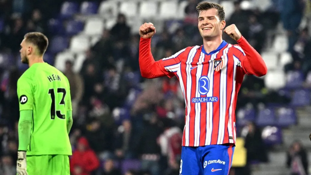 Alexander Sorloth, do Atlético de Madrid, comemora após marcar o quinto gol do time durante a partida da LaLiga entre Real Valladolid CF e Atlético de Madrid no Estádio José Zorrilla, em 30 de novembro de 2024, em Valladolid, Espanha. (Foto de Octavio Passos/Getty Images)