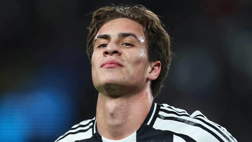 Kenan Yildiz, da Juventus, celebra ao marcar o primeiro gol de sua equipe durante a semifinal da Supercopa Italiana entre AC Milan e Juventus no Al Awwal Park, em 3 de janeiro de 2025, em Riade, Arábia Saudita. (Foto de Yasser Bakhsh/Getty Images)