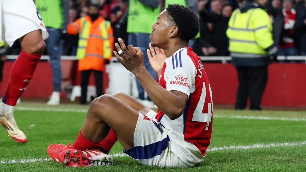 Myles Lewis-Skelly, do Arsenal, comemora o terceiro gol de sua equipe com o companheiro Gabriel durante a partida da Premier League entre Arsenal FC e Manchester City FC no Emirates Stadium, em 2 de fevereiro de 2025, em Londres, Inglaterra. (Foto de Alex Pantling/Getty Images)