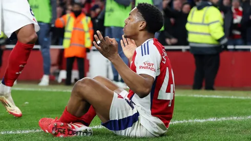 Lewis-Skelly comemora gol (Foto de Alex Pantling/Getty Images)