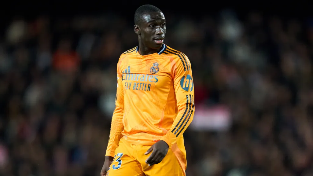 Ferland Mendy em partida do Real Madrid (Photo by Aitor Alcalde/Getty Images)