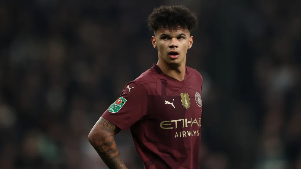 Nico O’Reilly em partida pelo Manchester City (Photo by Alex Pantling/Getty Images)