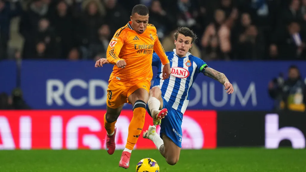 Kylian Mbappé antes de sofrer falta em jogo do Real Madrid (Photo by Alex Caparros/Getty Images)