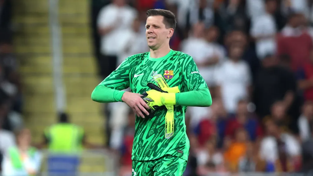Szczesny tirando as luvas após partida pelo Barcelona (Photo by Yasser Bakhsh/Getty Images)