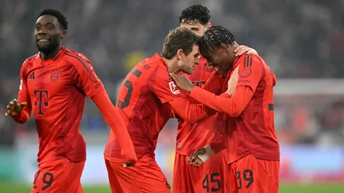 Mathys Tel e Thomas Mueller pelo Bayern de Munique