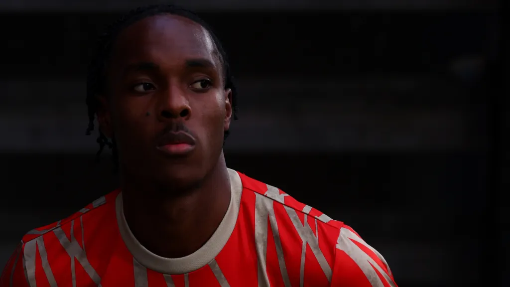 Mathys Tel antes de jogo no Bayern de Munique (Photo by Dean Mouhtaropoulos/Getty Images)