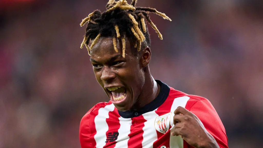 Nico Williams, com camisa vermelha e branca, com emblema do Athletic Bilbao. (Photo by Juan Manuel Serrano Arce/Getty Images)