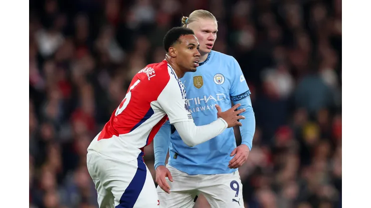 Magalhães e Haaland em disputa pela bola (Photo by Alex Pantling/Getty Images)