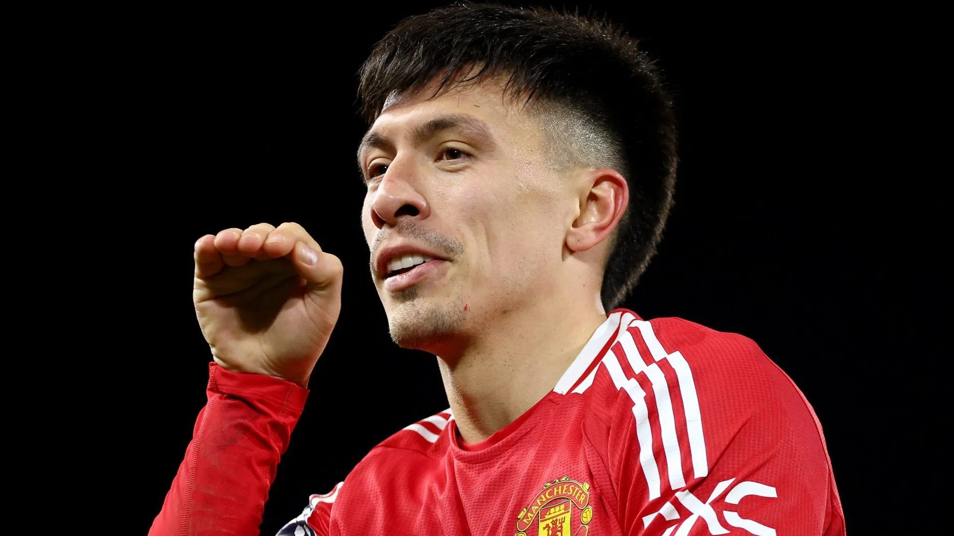 Lisandro Martínez, de camisa vermelha, com emblema do Manchester United (Photo by Clive Rose/Getty Images)