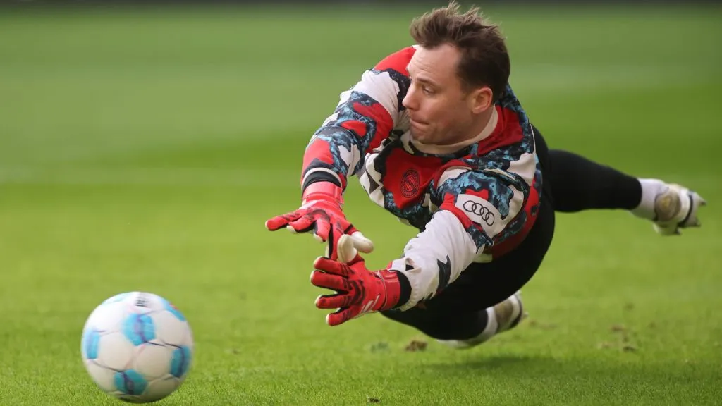 Neuer em aquecimento para o jogo do Bayern. Foto: Alex Grimm/Getty Images