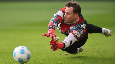 Neuer em aquecimento para o jogo do Bayern contra o Freiburg. Goleiro acertou sua renovação por mais uma temporada. Foto: Alex Grimm