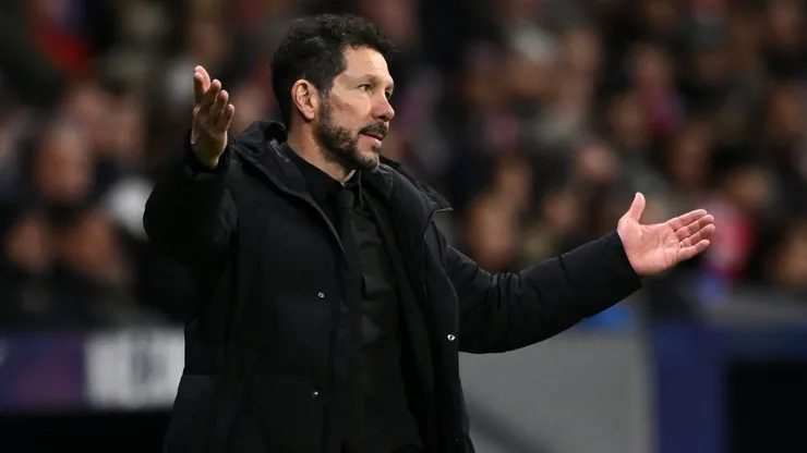 Diego Simeone em jogo do Atlético de Madrid contra o Bayer Leverkusen pela Champions League. Treinado pediu reforços à diretoria. Foto: Denis Doyle