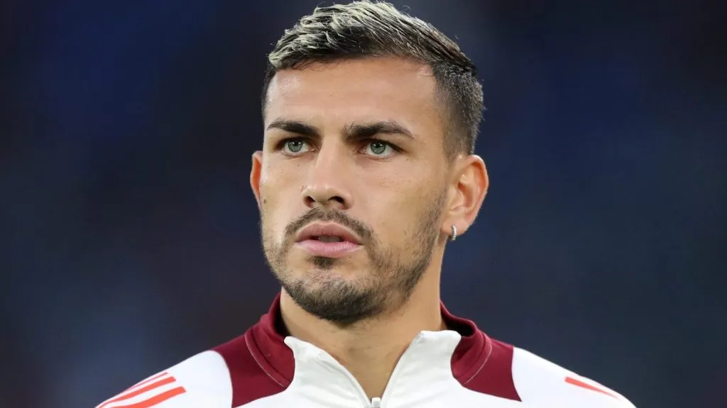 Leandro Paredes, em campo, de camisa branca, com emblema da Roma. (Photo by Paolo Bruno/Getty Images)
