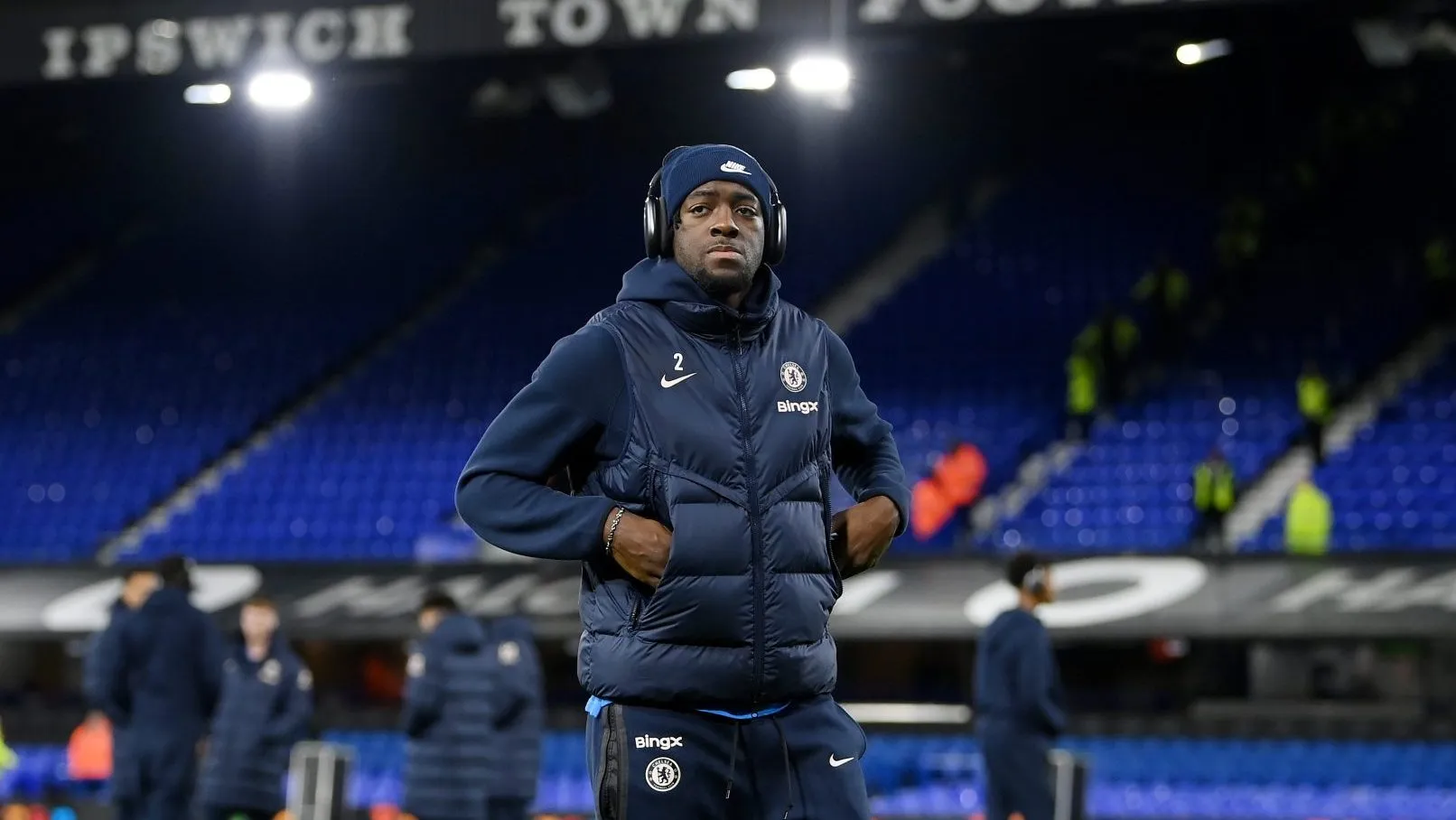 Axel Disasi em reconhecimento de gramado (Justin Setterfield/Getty Images)