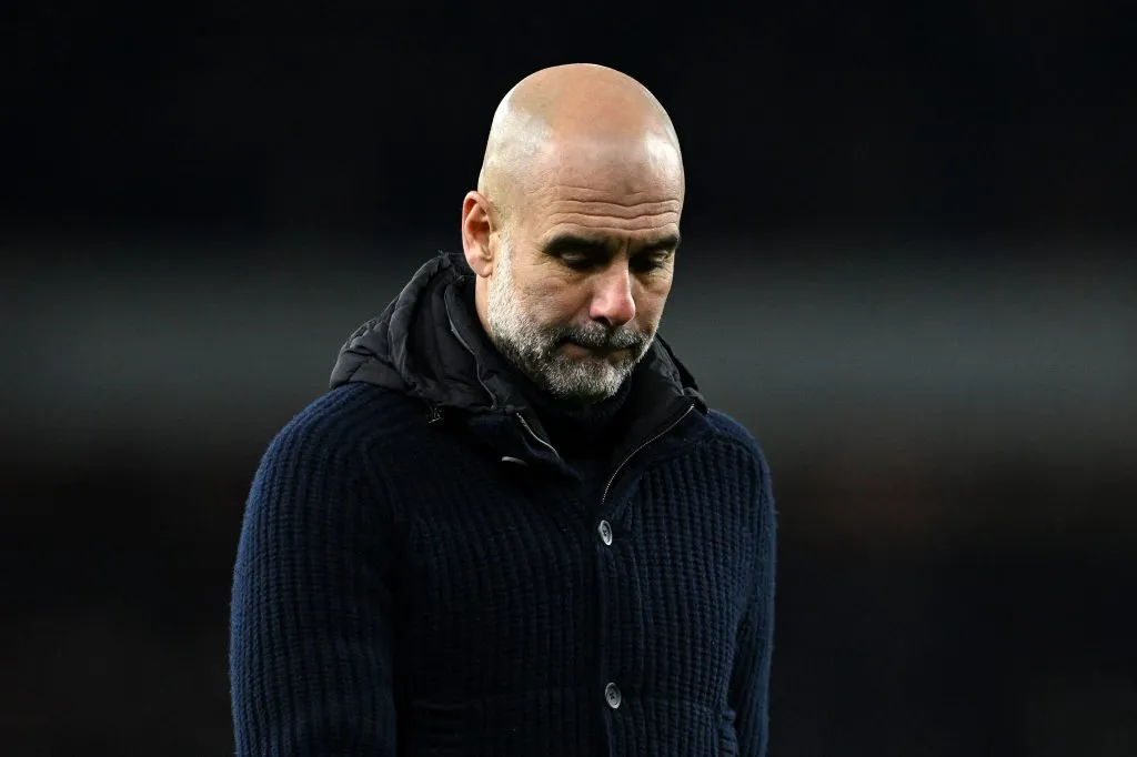 Guardiola de casaco preto