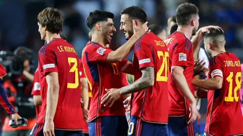 Asensio e Joselu comemorando vitória da seleção espanhola. Meia-atacante foi contratado pelo Aston Villa. Foto: Christof Koepsel