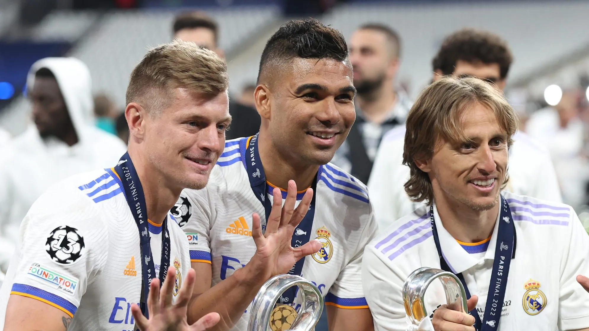 Casemiro ao lado de Kroos e Modric (Photo by Julian Finney/Getty Images)