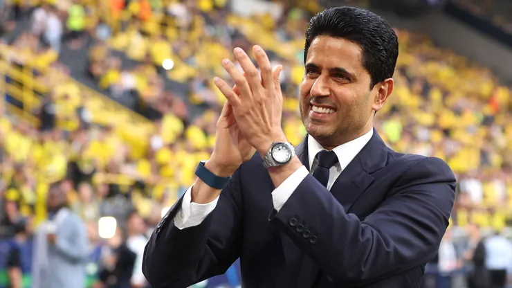 Nasser Al-Khelaifi aplaudindo a torcida em jogo contra o Borussia Dortmund. Clube francês deseja a contratação de destaque da Champions. Foto: Alex Grimm
