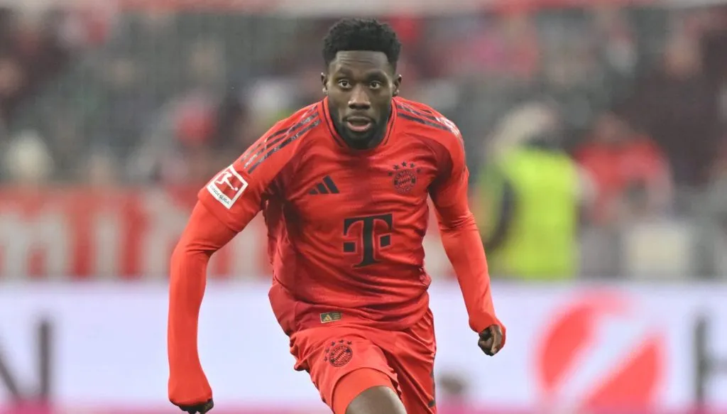 Alphonso Davies em campo pelo Bayern de Munique (Sebastian Widmann/Getty Images)
