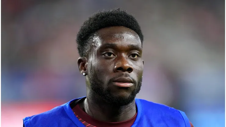 Ventilado no Real Madrid, Davies renova com o Bayern de Munique.