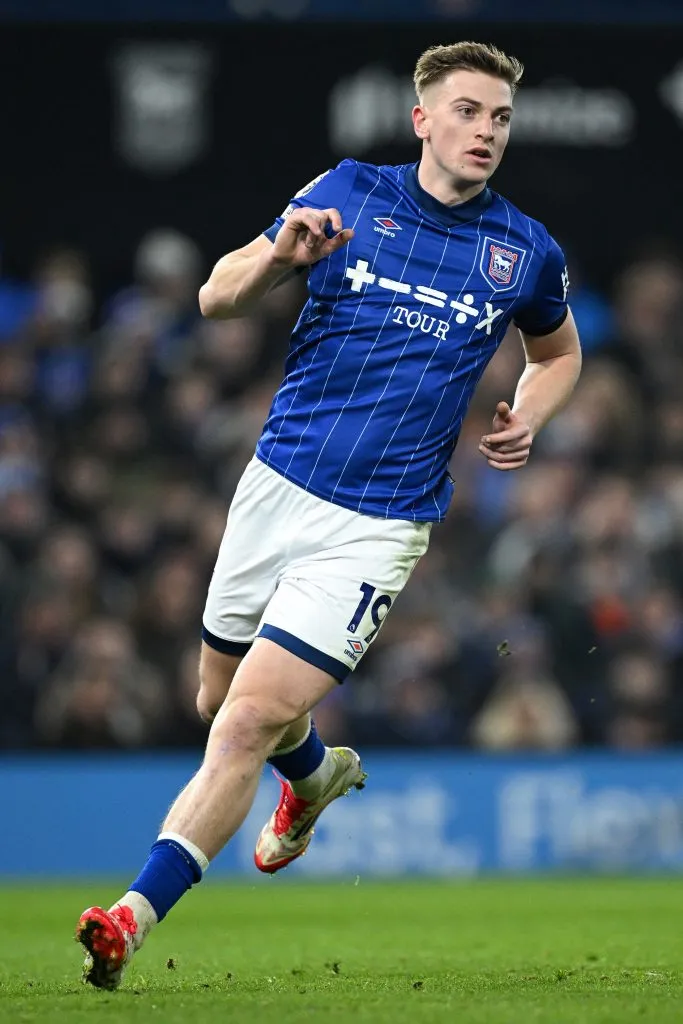 Liam Delap, exatacante do Manchester City, e jogador do Ipswich Town, estaria disposto a se mudar para o Chelsea, segundo informações do portal TEAMtalk (Photo by Justin Setterfield/Getty Images)