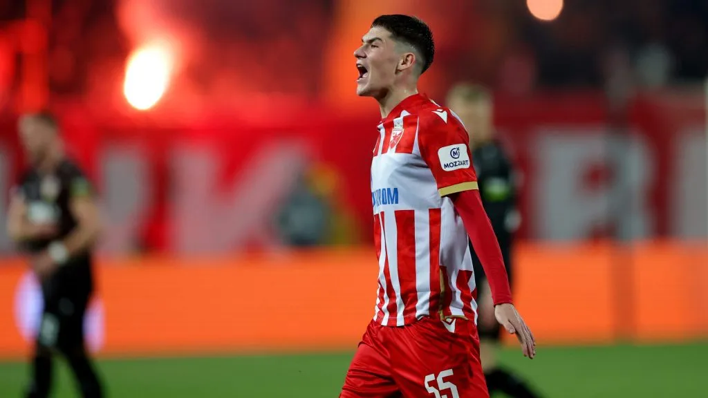 Andrija Maksimovic em jogo do Estrela Vermelha. Foto: Srdjan Stevanovic/Getty Images