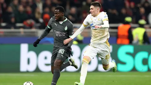 Musah e Maksimovic em disputa de bola no jogo entre Milan e Estrela Vermelha. Jogador sérvio interessa ao Atlético de Madrid. Foto: Marco Luzzani