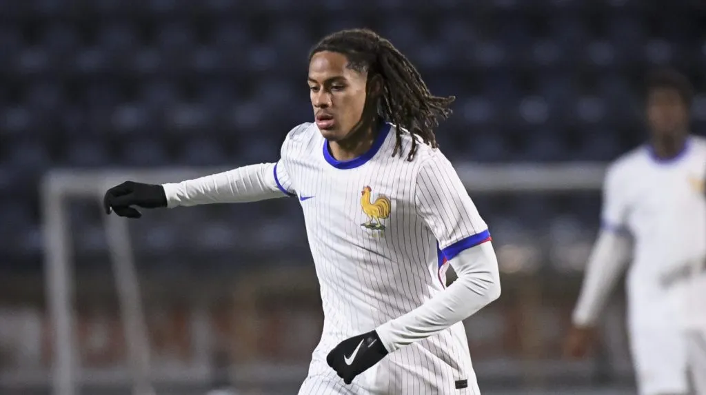 Mathis Amougou em campo pela seleção francesa sub-19 (Euan Cherry/Getty Images)Amougou Mathis of France during gameplay at the UEFA U19 EURO Qualifying match between Scotland and France at Forthbank Stadium on November 19, 2024 in Stirling, Scotland.