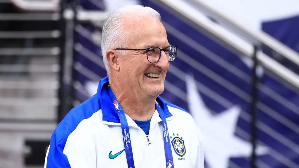 Dorival, de jaqueta branca e azul, pela Seleção Brasileira. Ele pode escolher um jogador do Flamengo. (Photo by Buda Mendes/Getty Images)