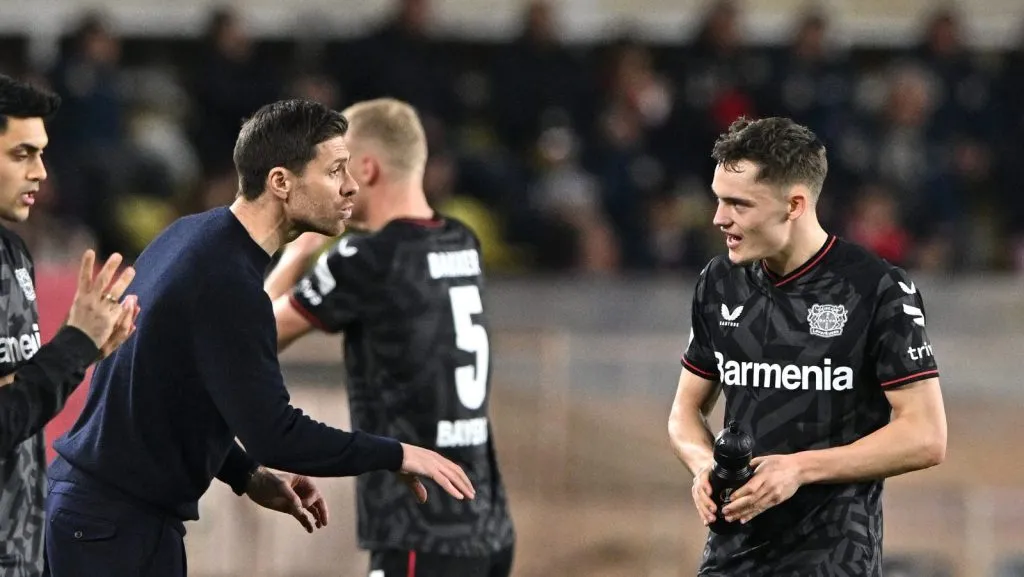 Xabi Alonso e Florian Wirtz em um jogo do Bayer Leverkusen (Chris Ricco/Getty Images)