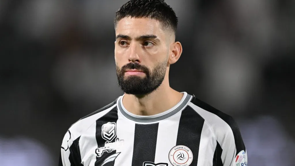 Carrasco, em campo, com camisa preta e branca do Al-Shabab. Ele é alvo do Flamengo (Photo by Michael Regan/Getty Images)