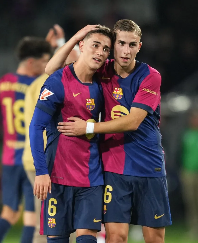 Gavi à esquerda) e Fermín López (à direita) em campo pelo Barcelona. Gavi sequer viajoub com o clube, segundo o portal Mundo Deportivo, e o Fermín pode ser seu substituto contra o Valencia (Photo by Alex Caparros/Getty Images)
