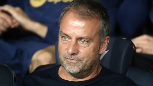 Hansi Flick terá que fazer alteração no time do Barcelona contra o Valencia. (Photo by Linnea Rheborg/Getty Images)