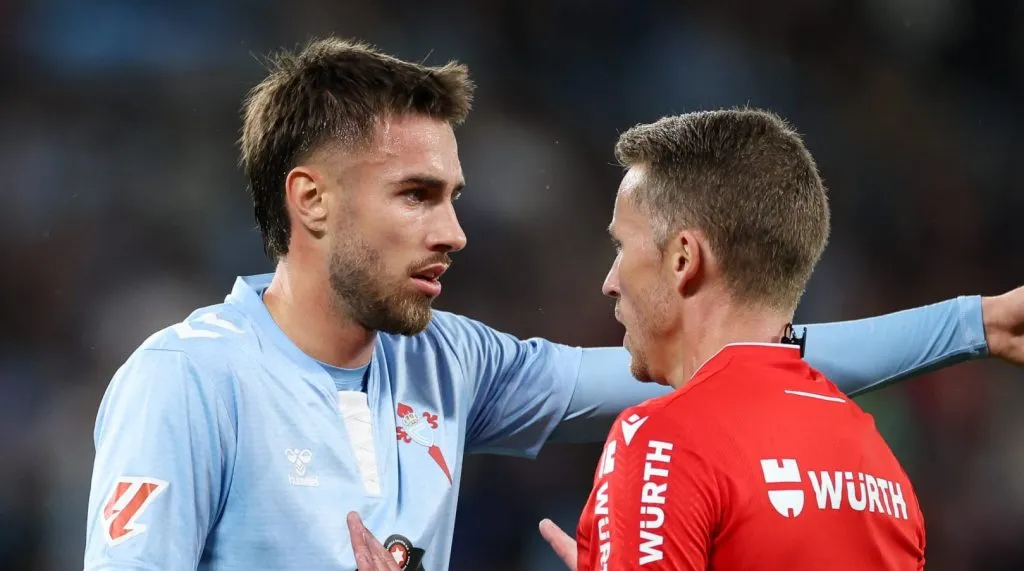 Óscar Mingueza debatendo com o árbitro (Florencia Tan Jun/Getty Images)