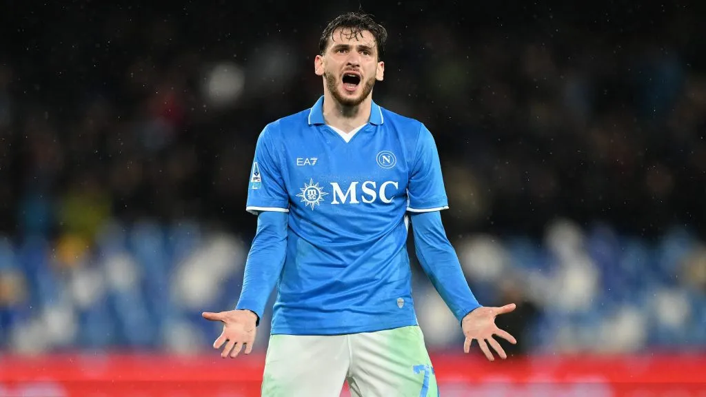 Khvicha Kvaratskhelia em jogo do Napoli. Foto: Francesco Pecoraro/Getty Images