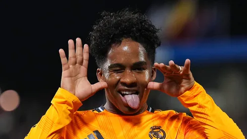 Endrick marca gol e homenageia Neymar na comemoração. Foto: Angel Martinez/Getty Images