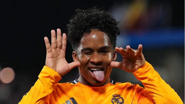 Endrick marca gol e homenageia Neymar na comemoração. Foto: Angel Martinez/Getty Images