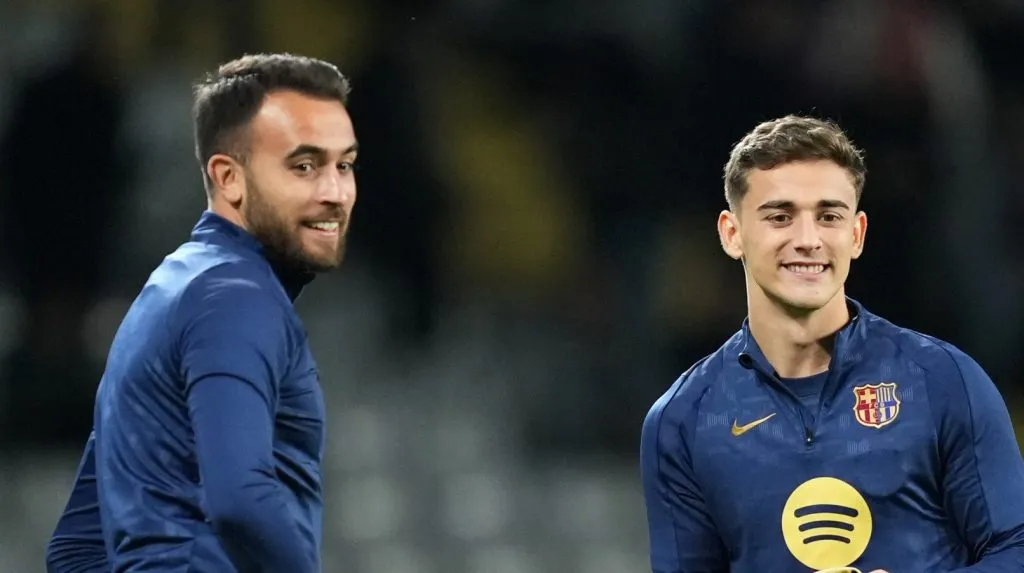 Eric García e Gavi em aquecimento pelo Barcelona (Alex Caparros/Getty Images)