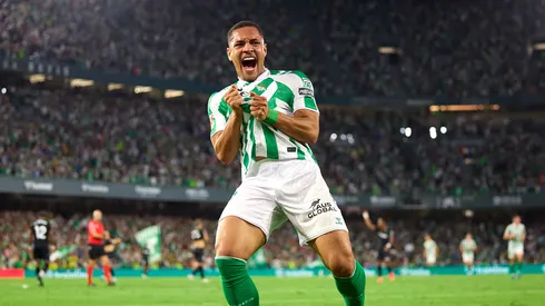 Vitor Roque após marcar gol pelo Real Betis