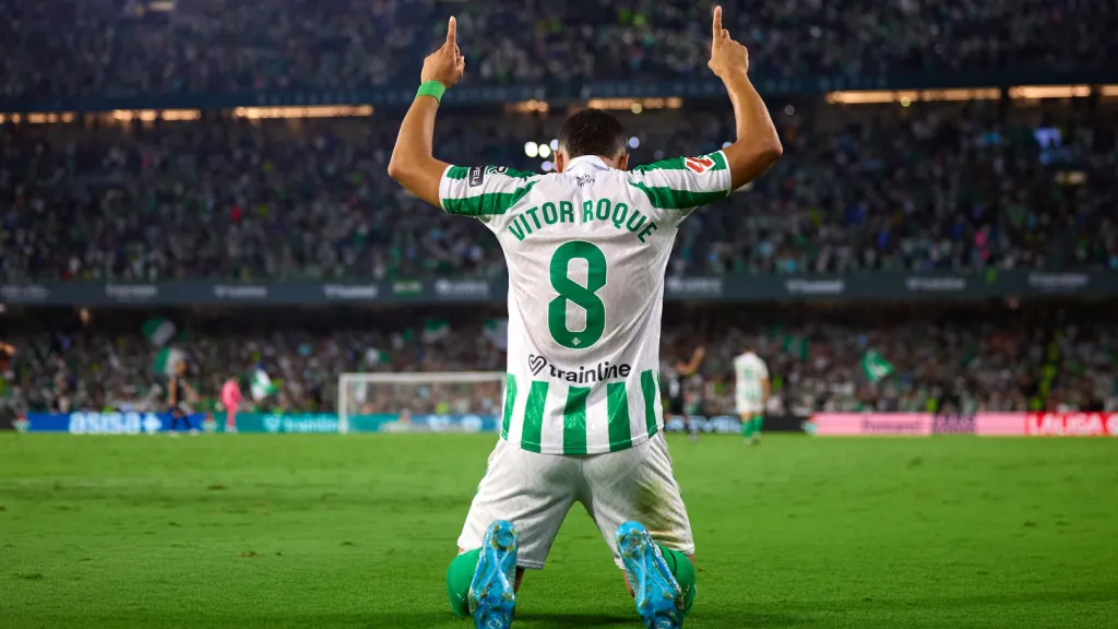 Vitor Roque com a camisa 8 do Real Betis (Photo by Fran Santiago/Getty Images)