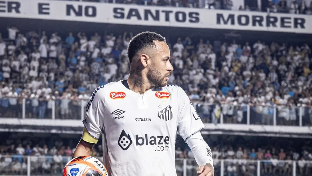 Neymar com a bola para cobrar escanteio pelo Santos, na Vila Belmiro