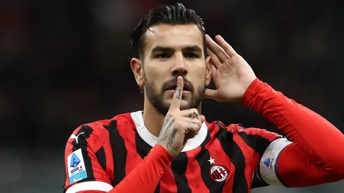 Theo Hernándezem jogo do Milam. Lateral está negociando com o Al-Hilal. Foto: Marco Luzzani/Getty Images