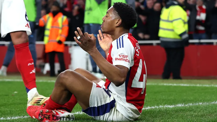 Myles Lewis-Skelly comemora gol em jogo do Arsenal contra o Manchester City