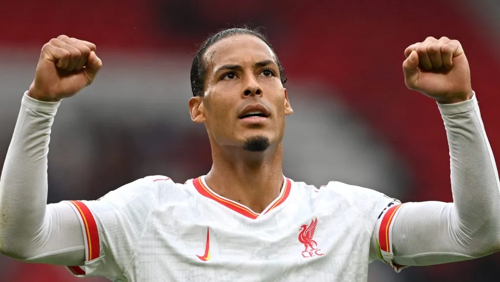 Alvo do Real Madrid, Van Dijk, em campo, de camisa branca, com emblema do Liverpool. (Photo by Michael Regan/Getty Images)