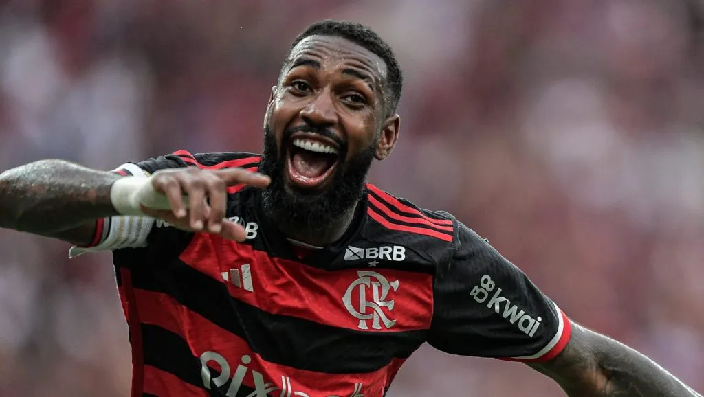 Gerson, com a camisa preta e vermelha do Flamengo. Foto: Thiago Ribeiro/AGIF