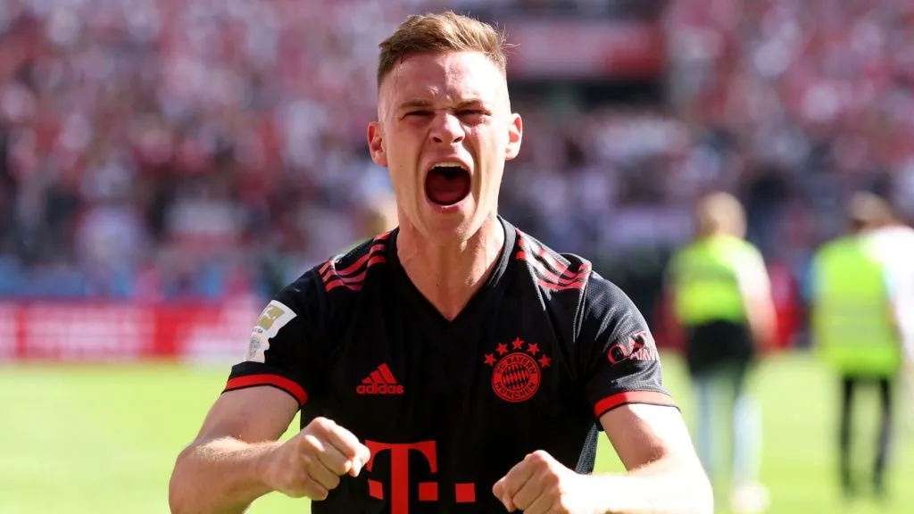 Kimmich, em campo, com a camisa preta do Bayern de Munique. (Photo by Alexander Hassenstein/Getty Images)