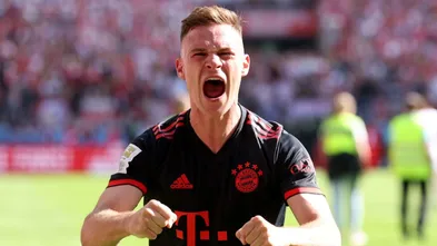 Kimmich, em campo, com a camisa preta do Bayern de Munique. (Photo by Alexander Hassenstein/Getty Images)