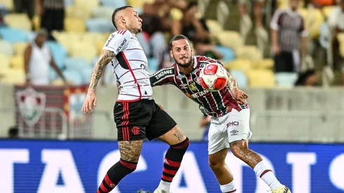 Everton Cebolinha divide bola com Guga em partida entre Flamengo e Fluminense. Foto: Celso Pupo / Alamy Stock Photo